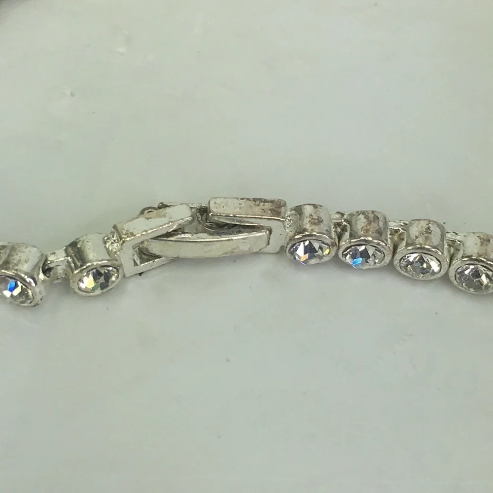 Cubic zirconia tennis bracelet silver tone 7.25” long - Picture 5 of 8